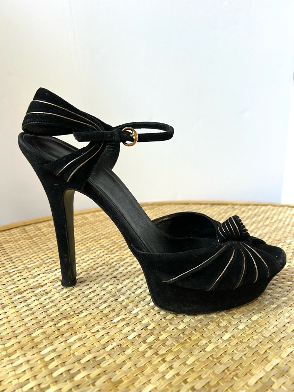 Vintage Y2K Gucci Suede Black Gold Ad Runway Kelly Knot 186076 Platform Heel 8.5